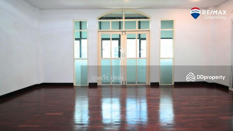 โฮมออฟฟิศ ณ สยาม พาร์ค ถนนกรุงเทพฯ-นนทบุรี ซอย 6 แปลงมุม 211 ตรว. เหมือนบ้านเดี่ยวหลังใหญ่ 