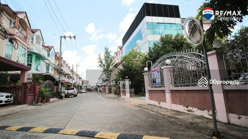 โฮมออฟฟิศ ณ สยาม พาร์ค ถนนกรุงเทพฯ-นนทบุรี ซอย 6 แปลงมุม 211 ตรว. เหมือนบ้านเดี่ยวหลังใหญ่ 