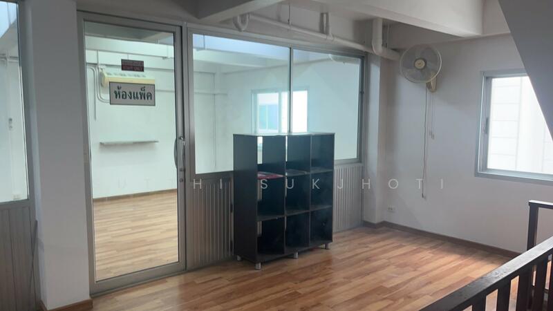 For Rent - Commercial Building at AyaraFruit Market, Pathum Thani