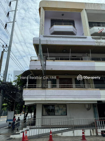 For Rent - Bangkok Shophouse Sukhumvit BTS Phra Khanong BRE22548, Bangkok