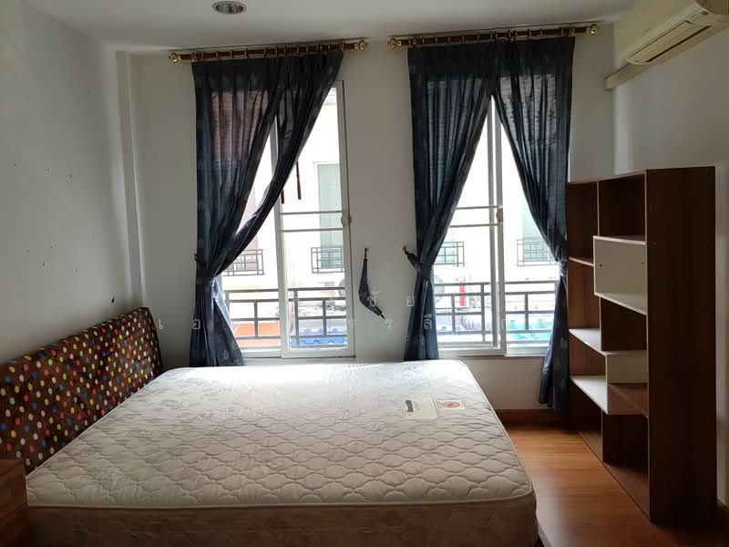 Baan Klangmuang Grand De Paris Ratchada, Bangkok, Pradit Manutham Road, Wang Thonglang, Wang Thonglang, Bangkok, 3 Bedrooms, 200 sqm, Townhouse For Rent, by Sirichai Anekbanluekul, 11539159 - DDproperty.com