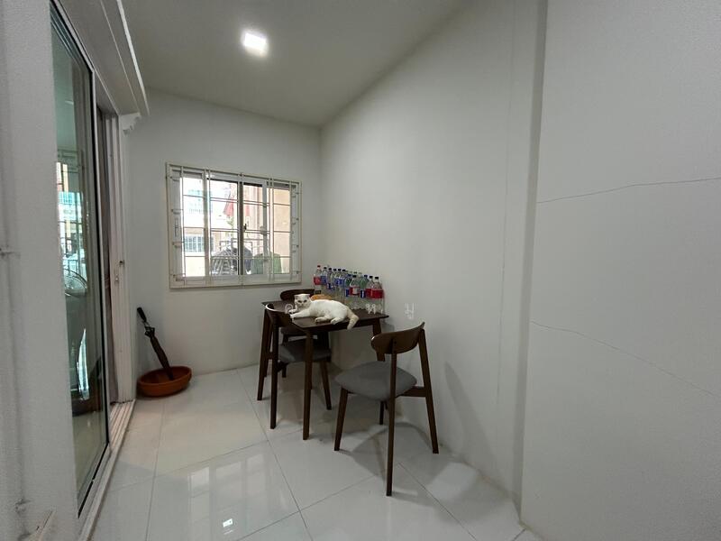 บ้านแฝด สไตล์อังกฤษ ไม่มีเสาไฟฟ้าหน้าบ้าน !!!ขายบ้านแฝดหมู่บ้าน ดิญ่า วิลเลจ ชลบุรี, ชลบุรี, บ้านสวน, เมืองชลบุรี, ชลบุรี, 158 ตร.ม., บ้านเดี่ยว ขาย, โดย คุณหมู, 11546031 - DDproperty.com