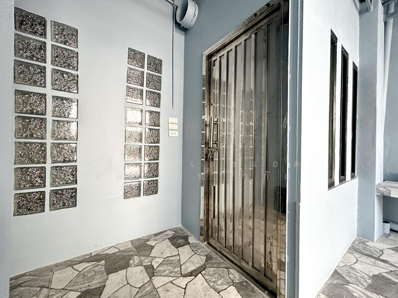 ขาย - อาคารพาณิชย์ 3.5 ชั้น ซอย เอกชัย 66/1 ขายตามสภาพ, กรุงเทพ