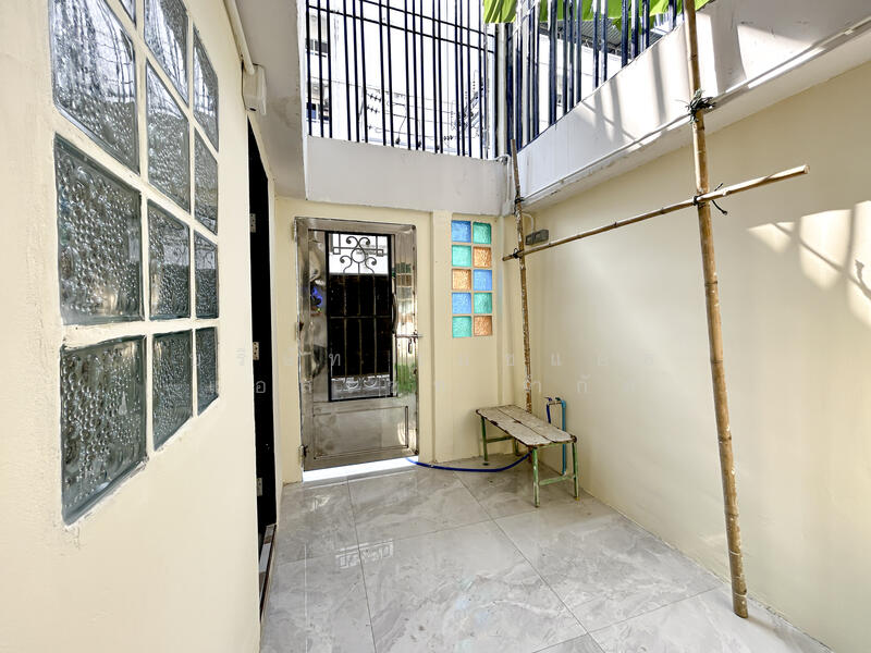 For Sale - อาคารพาณิชย์ 3.5 ชั้น ซอย เอกชัย 66/1 ขายตามสภาพ, Bangkok