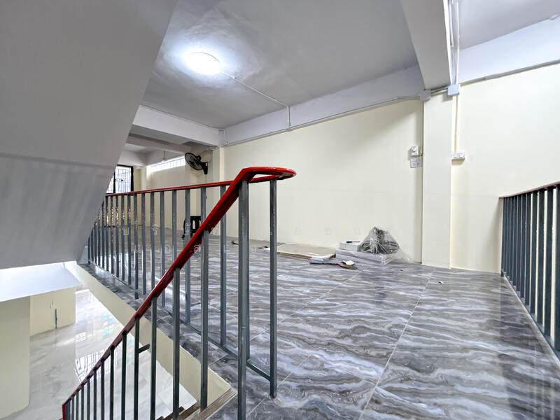 For Sale - อาคารพาณิชย์ 3.5 ชั้น ซอย เอกชัย 66/1 ขายตามสภาพ, Bangkok