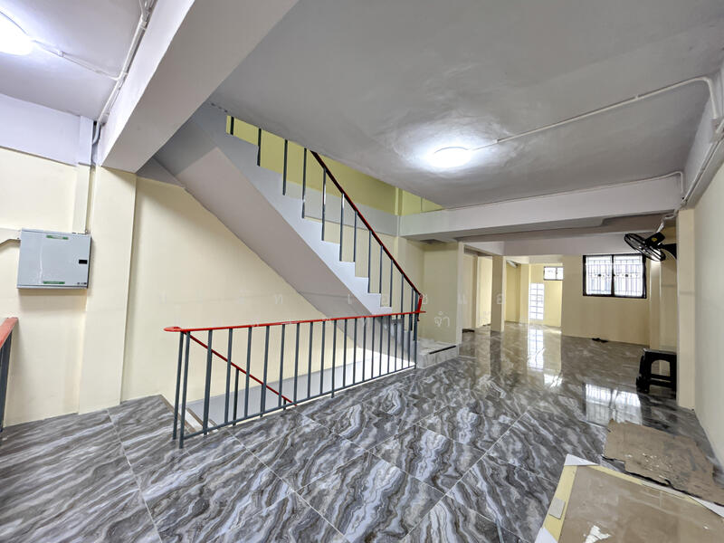 For Sale - อาคารพาณิชย์ 3.5 ชั้น ซอย เอกชัย 66/1 ขายตามสภาพ, Bangkok