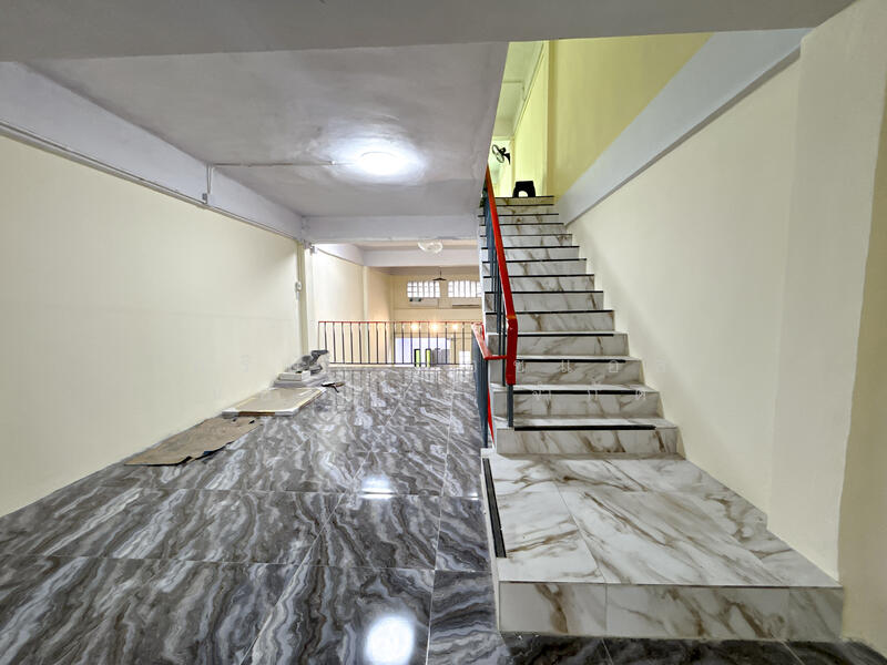 For Sale - อาคารพาณิชย์ 3.5 ชั้น ซอย เอกชัย 66/1 ขายตามสภาพ, Bangkok