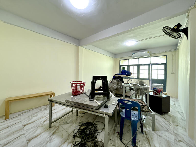 For Sale - อาคารพาณิชย์ 3.5 ชั้น ซอย เอกชัย 66/1 ขายตามสภาพ, Bangkok