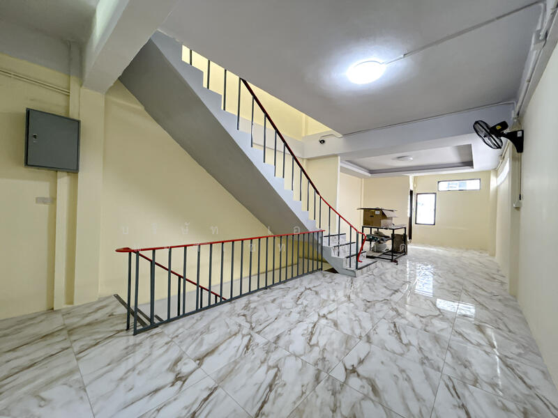 For Sale - อาคารพาณิชย์ 3.5 ชั้น ซอย เอกชัย 66/1 ขายตามสภาพ, Bangkok