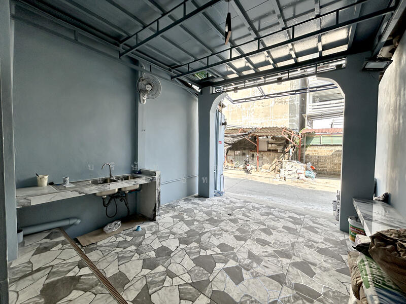 For Sale - อาคารพาณิชย์ 3.5 ชั้น ซอย เอกชัย 66/1 ขายตามสภาพ, Bangkok