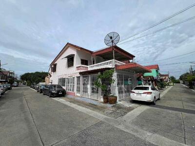 ขาย - ขาย บ้าน หมู่บ้านธนากรวิลล่า 2 วัดชลอ บางกรวย นนทบุรี เนื้อที่ 30 ตร.ว. 150 ตร.ม. 3 นอน 2 น้ำ, นนทบุรี