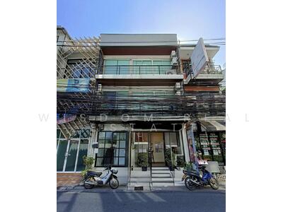 ขาย - ขายพร้อมผู้เช่า อาคารพาณิชย์สร้างใหม่ 3 ชั้น สีลมซอย 3, กรุงเทพ