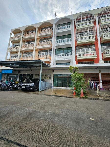 For Sale - ขายอาคารพาณิชย์ 4.5 ชั้น 21.3 ตรว ใกล้ BTS ลาดพร้าว, Bangkok