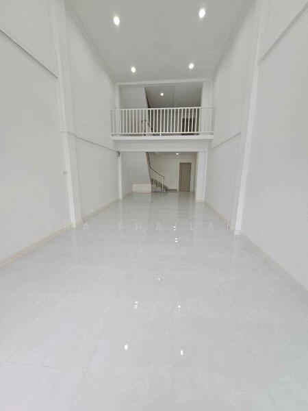 For Sale - ขายอาคารพาณิชย์ 4.5 ชั้น 21.3 ตรว ใกล้ BTS ลาดพร้าว, Bangkok