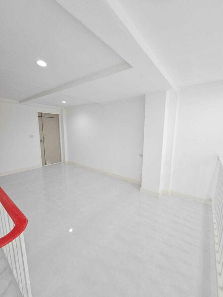 ขาย - ขายอาคารพาณิชย์ 4.5 ชั้น 21.3 ตรว ใกล้ BTS ลาดพร้าว, กรุงเทพ