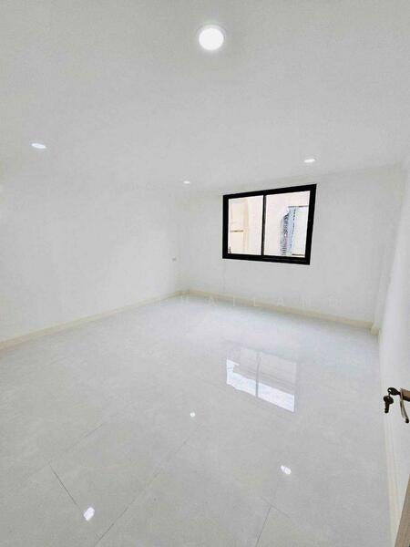 ขาย - ขายอาคารพาณิชย์ 4.5 ชั้น 21.3 ตรว ใกล้ BTS ลาดพร้าว, กรุงเทพ