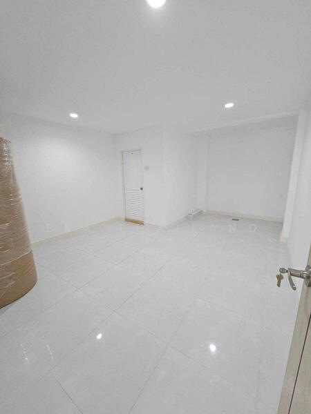 ขาย - ขายอาคารพาณิชย์ 4.5 ชั้น 21.3 ตรว ใกล้ BTS ลาดพร้าว, กรุงเทพ