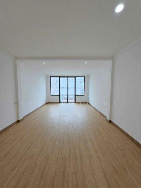 For Sale - ขายอาคารพาณิชย์ 4.5 ชั้น 21.3 ตรว ใกล้ BTS ลาดพร้าว, Bangkok