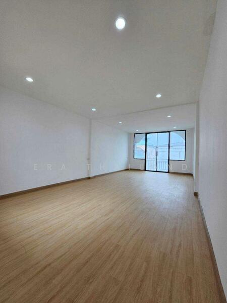 For Sale - ขายอาคารพาณิชย์ 4.5 ชั้น 21.3 ตรว ใกล้ BTS ลาดพร้าว, Bangkok