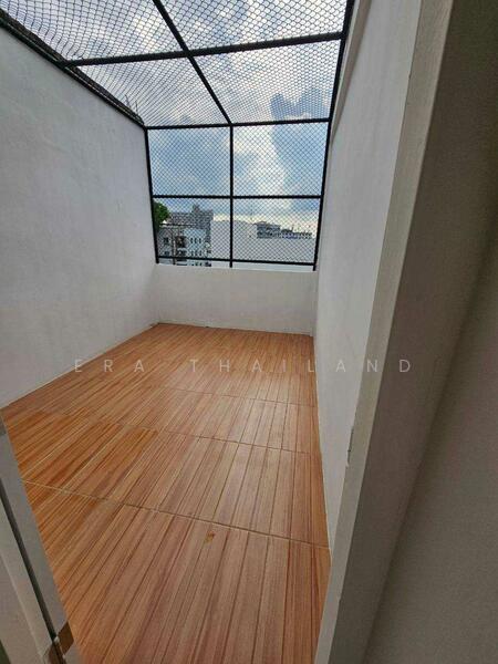For Sale - ขายอาคารพาณิชย์ 4.5 ชั้น 21.3 ตรว ใกล้ BTS ลาดพร้าว, Bangkok