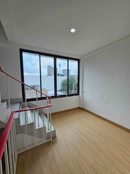 ขาย - ขายอาคารพาณิชย์ 4.5 ชั้น 21.3 ตรว ใกล้ BTS ลาดพร้าว, กรุงเทพ