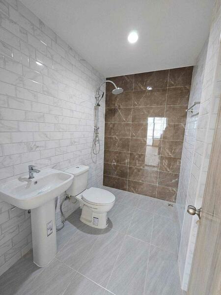 ขาย - ขายอาคารพาณิชย์ 4.5 ชั้น 21.3 ตรว ใกล้ BTS ลาดพร้าว, กรุงเทพ