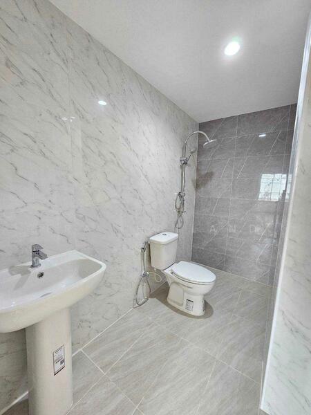 ขาย - ขายอาคารพาณิชย์ 4.5 ชั้น 21.3 ตรว ใกล้ BTS ลาดพร้าว, กรุงเทพ