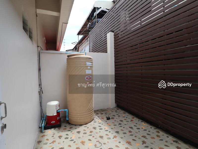 หลังบ้านมีลานซักล้างพร้อมปูกระเบื้องให้เรียบร้อยแล้ว แถมแท้งค์เก็บน้ำและปั้มน้ำให้ด้วย