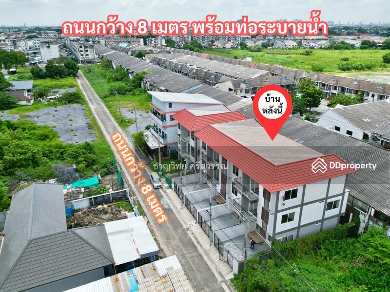 ถนนหน้าบ้านกว้างขวางกว้างถึง8เมตร ต่อให้รถจอด2ฝั่งก็สามารถเอารถออกจากบ้านได้สบายๆ