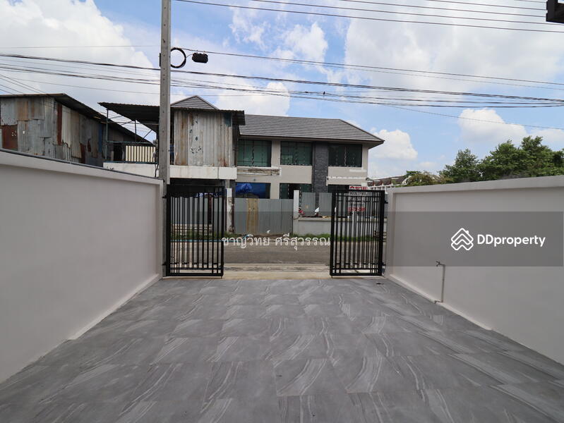 ที่จอดรถด้านหน้ามีความกว้างถึง5.5เมตร และลึกถึง6.5เมตร สามารถจอดรถปิ๊คอัพขนาดใหญ่พร้อมกัน2คันได้สบาย