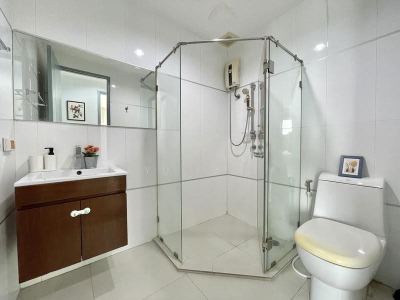 Thru Thonglor, Bangkok, Petchaburi Road, Bang Kapi, Huai Khwang, Bangkok, 2 Bedrooms, 67 sqm, Condo For Rent, by Satayu Kantasa, 11586581 - DDproperty.com