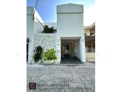 ขาย - ขายทาวน์เฮ้าส์สุขุมวิท 71 หรือ ปรีดีพนมยงศ์ 14 พร้อมเข้าพักอาศัย, กรุงเทพ