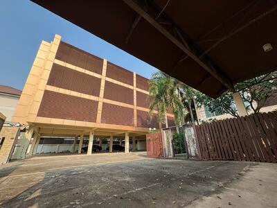 ขาย - ขายด่วน บ้านหลังใหญ่ 3 ชั้น และอาคารสำนักงาน สระว่ายน้ำ บนเนื้อที่ 540 ตรว. ซอยสุขุมวิท 101, กรุงเทพ