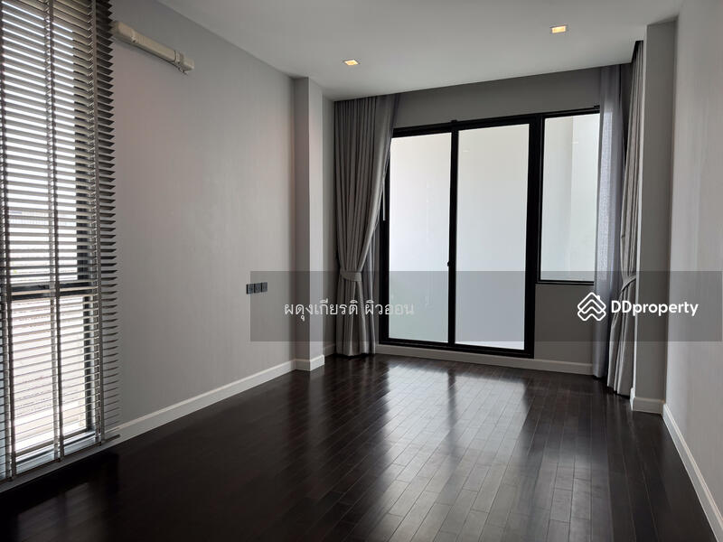 แบบบ้าน Haven: ห้องนอนชั้น 2 อยู่ทางหลังบ้าน มีหน้าต่างรับแสงในห้องด้านหลังและกระจกบานเลื่อนเดินออกร