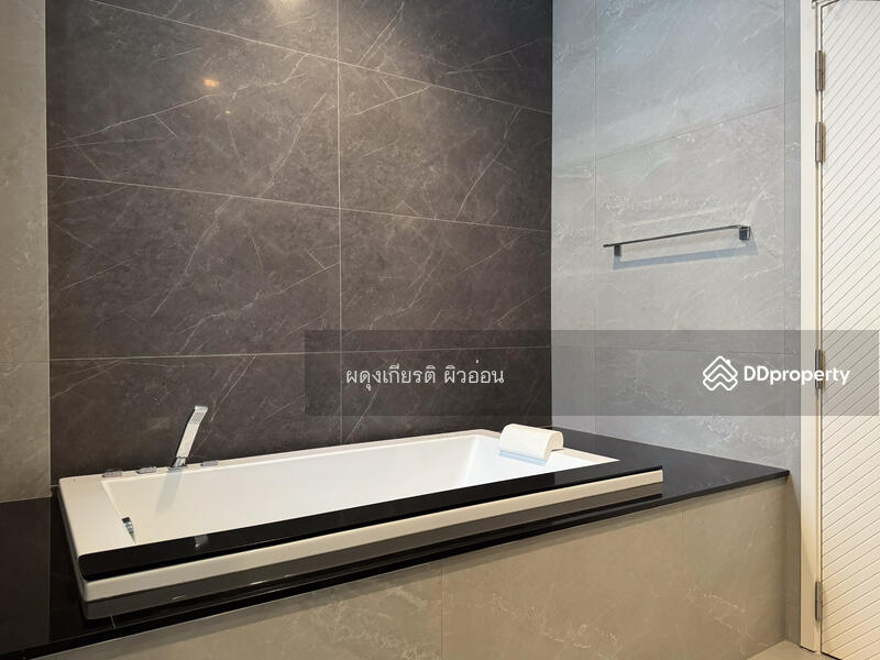 แบบบ้าน Haven: ห้องน้ำ Master bedroom ชั้น 2 ทางโครงการติดตั้งอ่างอาบน้ำ แบบมีระบบนวดฟองอากาศ พร้อม 