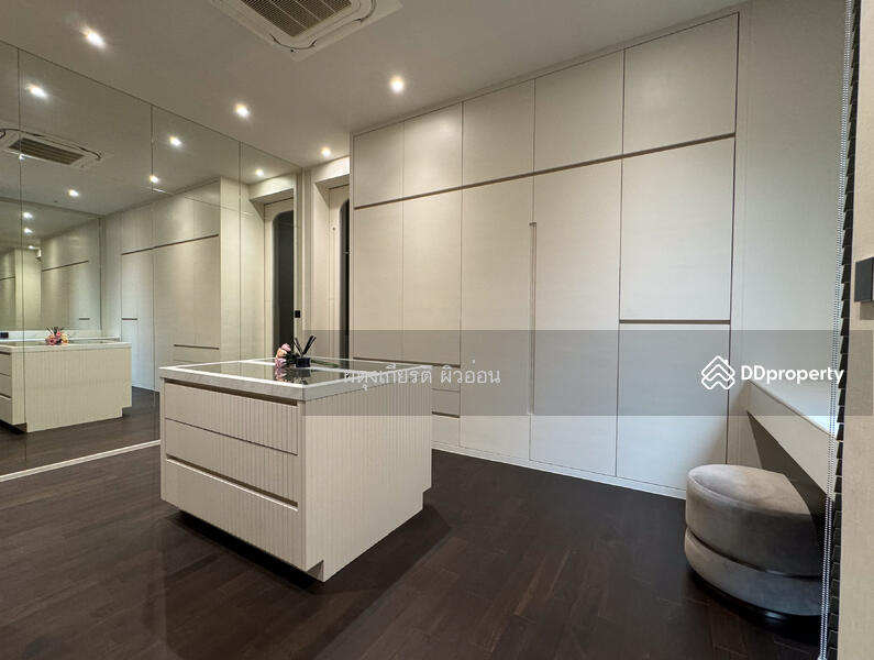 แบบบ้าน Haven: Walking Closet ขนาดใหญ่พร้อม Island และโต๊ะเครื่องแป้งในตำแหน่งที่มีแสงธรรมชาติส่องถึ