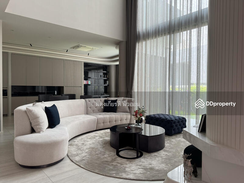 แบบบ้าน Haven: Living Room โครงผนังวางทีวีแบบ Double Space กรุไม้ระแนงเซาะร่องทรงโค้ง L-Shape และกรุ