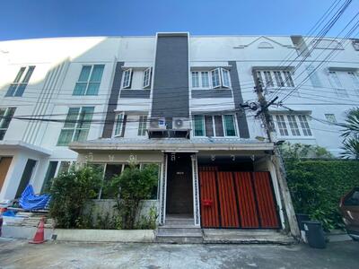 ขาย - ทาวน์โฮม ปรีดีฯ 42, 6 นอน 3 ชั้น ใกล้เอกมัยทองหล่อ พร้อมต่อรองราคา, กรุงเทพ