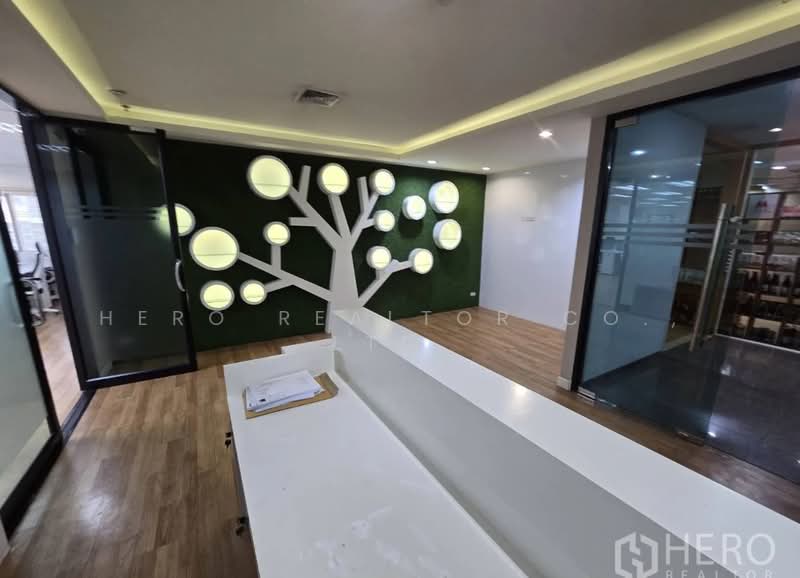 For Rent Bangkok Office Rachadapisek BTS Asok MRT Rachadapisek Khlong Toei BRE19555, กรุงเทพ, คลองเตย, กรุงเทพ, 350 ตร.ม., สำนักงาน ให้เช่า, โดย Hero Realtor Co., Ltd., 11603064 - DDproperty.com