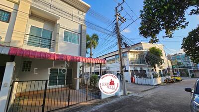 For Sale - ขายบ้านทาวน์โฮมพร้อมผู้เช่าหลังมุม รีโนเวทใหม่ ใจกลางศรีราชา เดินทางสะดวก ใกล้ห้างและโรงเรียน, Chon Buri