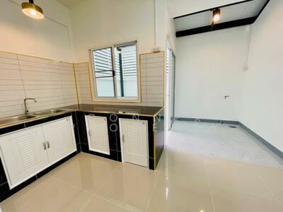 ขาย - ทาวน์โฮม ภัทรนิเวศน์ อุทยานทอง บางบัวทอง, นนทบุรี