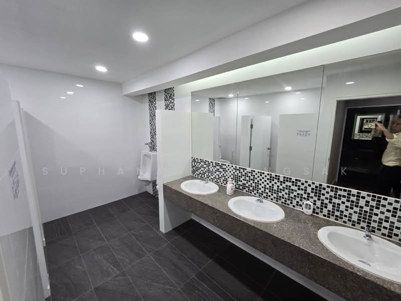 Fully Furnished Office for Rent at Asoke MRT Sukhumvit 358 sqm. Ready to move in., Bangkok, Khlong Toei, Khlong Toei, Bangkok, , 358 sqm, Office Space For Rent, by Suphanan Saengsak, 11630246 - DDproperty.com