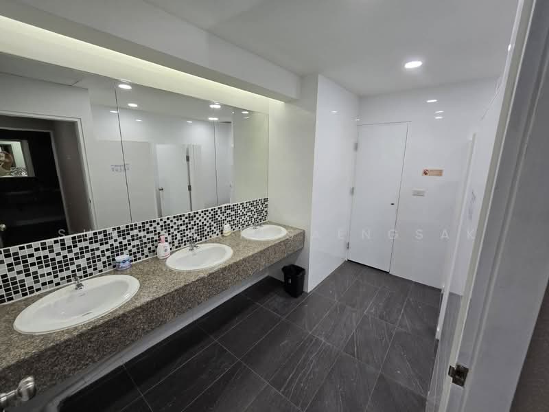 Fully Furnished Office for Rent at Asoke MRT Sukhumvit 358 sqm. Ready to move in., Bangkok, Khlong Toei, Khlong Toei, Bangkok, , 358 sqm, Office Space For Rent, by Suphanan Saengsak, 11630246 - DDproperty.com