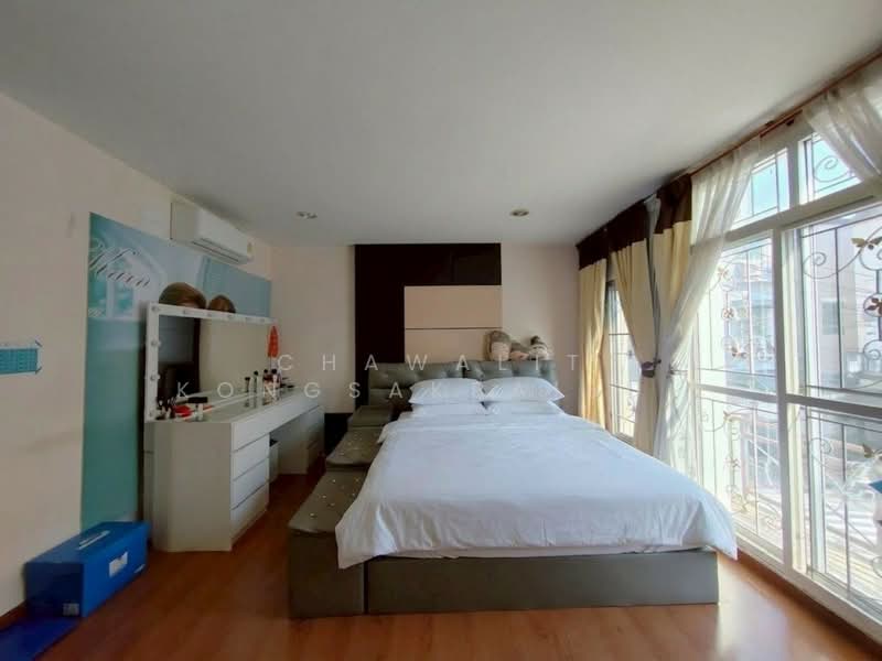 Baan Klang Muang Swiss Town Kaset-Nawamin, Bangkok, Soi Moobaan Klang Mueng, Chorake Bua, Lat Phrao, Bangkok, 3 Bedrooms, 205 sqm, Townhouse For Sale, by CHAWALIT KONGSAKPAIBUL, 11635504 - DDproperty.com