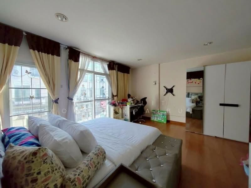 Baan Klang Muang Swiss Town Kaset-Nawamin, Bangkok, Soi Moobaan Klang Mueng, Chorake Bua, Lat Phrao, Bangkok, 3 Bedrooms, 205 sqm, Townhouse For Sale, by CHAWALIT KONGSAKPAIBUL, 11635504 - DDproperty.com