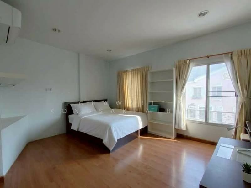 Baan Klang Muang Swiss Town Kaset-Nawamin, Bangkok, Soi Moobaan Klang Mueng, Chorake Bua, Lat Phrao, Bangkok, 3 Bedrooms, 205 sqm, Townhouse For Sale, by CHAWALIT KONGSAKPAIBUL, 11635504 - DDproperty.com