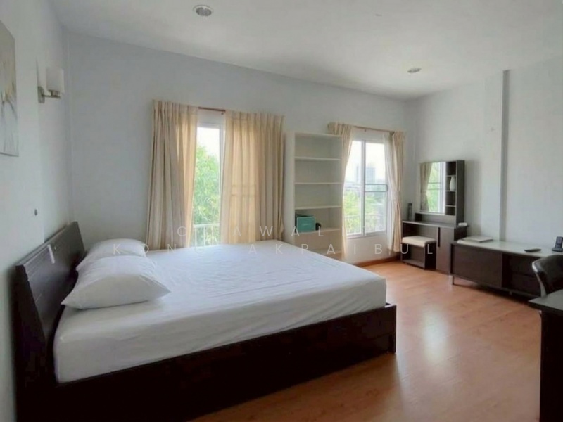 Baan Klang Muang Swiss Town Kaset-Nawamin, Bangkok, Soi Moobaan Klang Mueng, Chorake Bua, Lat Phrao, Bangkok, 3 Bedrooms, 205 sqm, Townhouse For Sale, by CHAWALIT KONGSAKPAIBUL, 11635504 - DDproperty.com