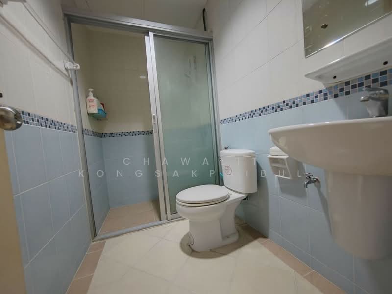 Baan Klang Muang Swiss Town Kaset-Nawamin, Bangkok, Soi Moobaan Klang Mueng, Chorake Bua, Lat Phrao, Bangkok, 3 Bedrooms, 205 sqm, Townhouse For Sale, by CHAWALIT KONGSAKPAIBUL, 11635504 - DDproperty.com