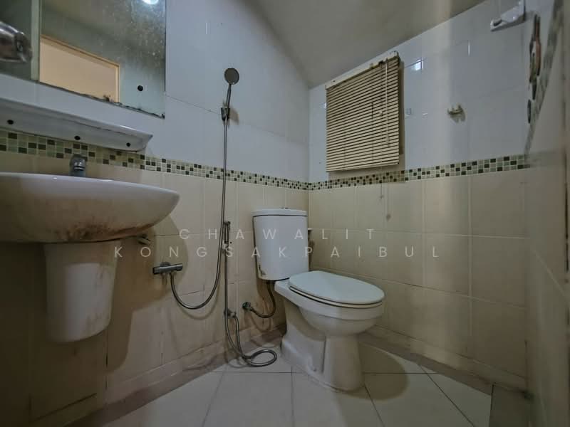 Baan Klang Muang Swiss Town Kaset-Nawamin, Bangkok, Soi Moobaan Klang Mueng, Chorake Bua, Lat Phrao, Bangkok, 3 Bedrooms, 205 sqm, Townhouse For Sale, by CHAWALIT KONGSAKPAIBUL, 11635504 - DDproperty.com