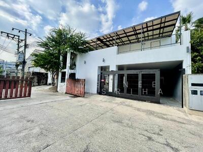 ขาย - House in Ekkamai 22, กรุงเทพ